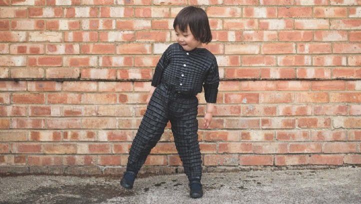 A empresa francesa de moda Petit Pli desenvolveu roupas expansíveis para crianças